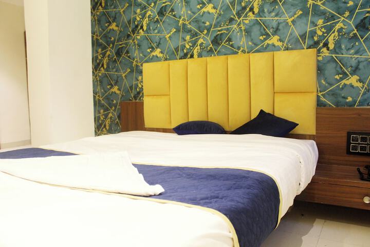 Room 4 of 18