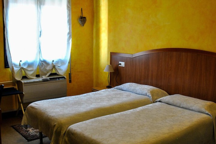 Room 6 of 53