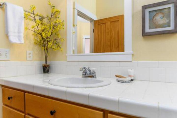 2751 Sw Beach Ave Home in Lincoln, OR