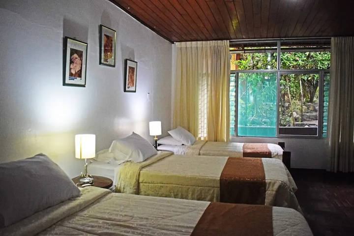 Room 4 of 10