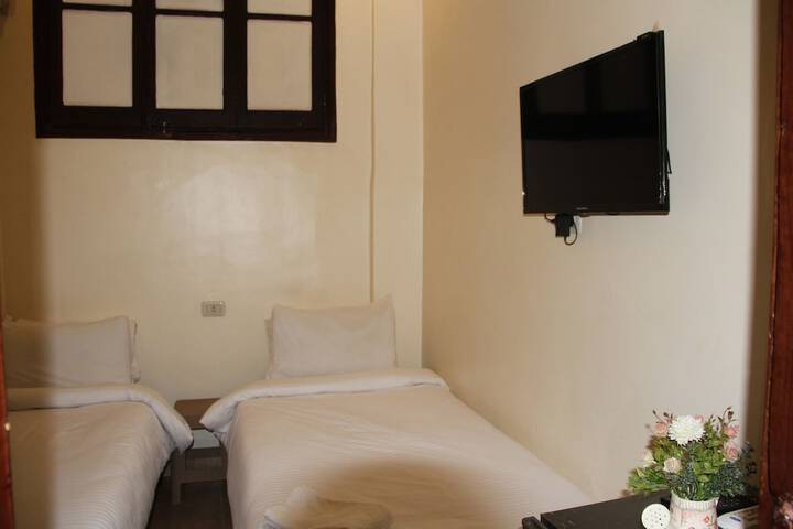 Room 33 of 80