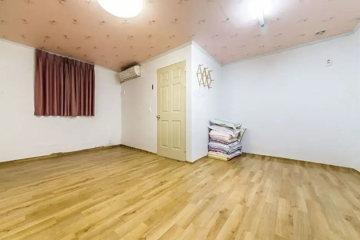 Room 7 of 11