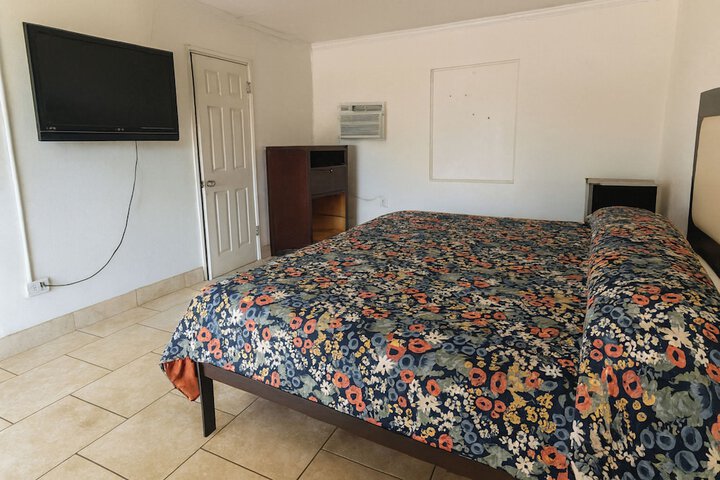 Room 5 of 12