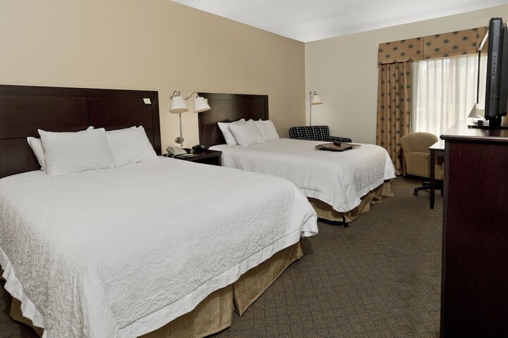 2 Queen Beds (7 of 10)