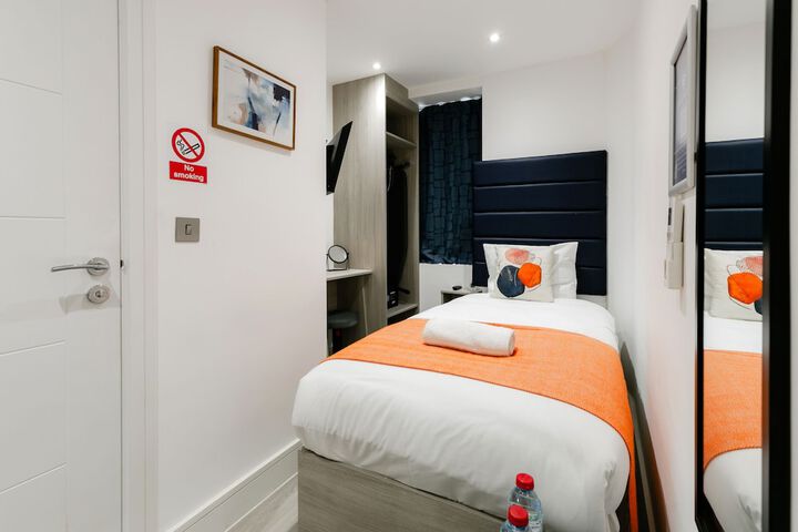 Room 42 of 106
