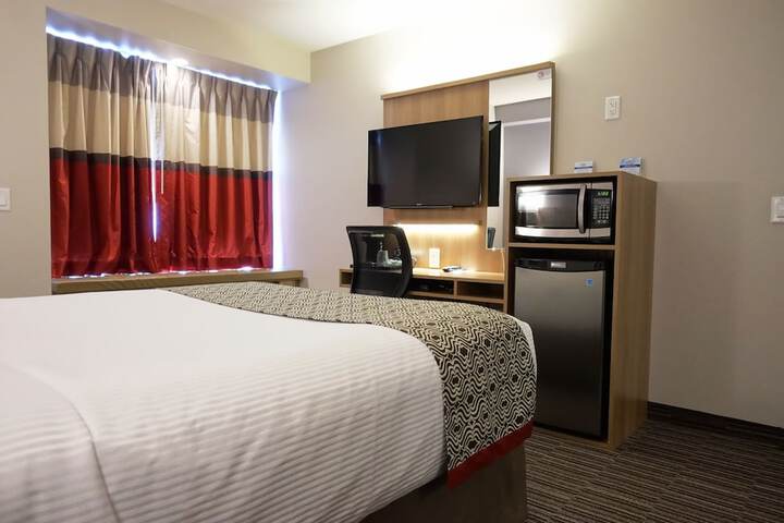 1 Queen Bed (1 of 50)