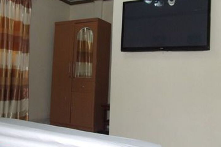 Room 4 of 7