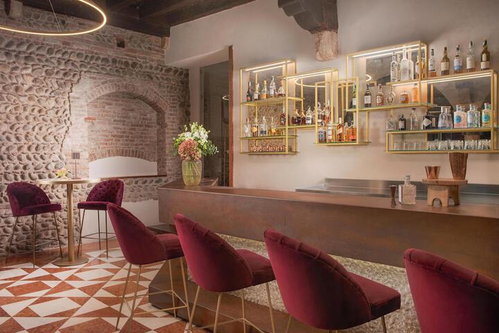 Lounge 74 of 79
