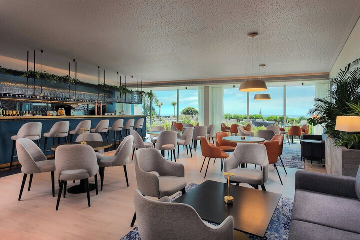 Lounge 39 of 45