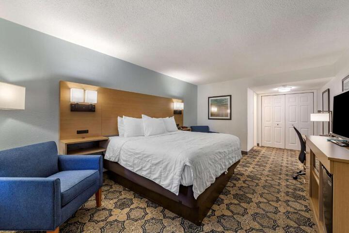 1 King Bed Downstairs Microwave, Refrigerator WiFi Full Breakfast (14 of 16)