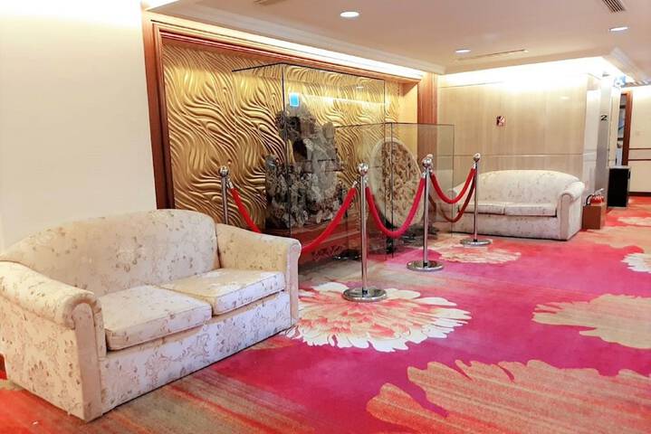 Ballroom/Hall 72 of 81