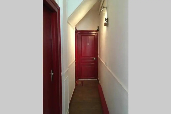 Room 8 of 9