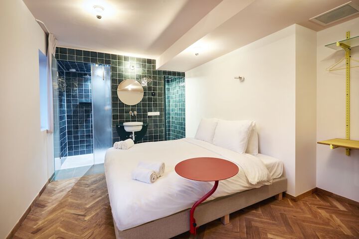 Room 42 of 143