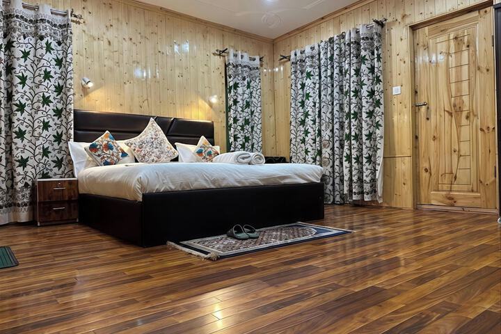 Room 9 of 12