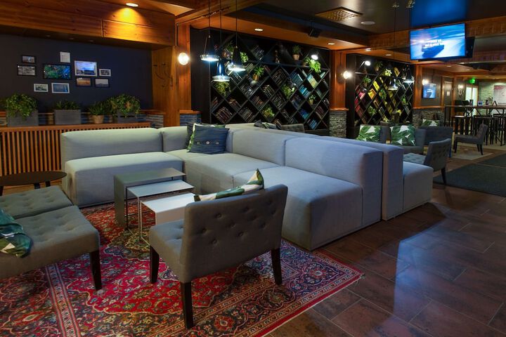 Lounge 92 of 120
