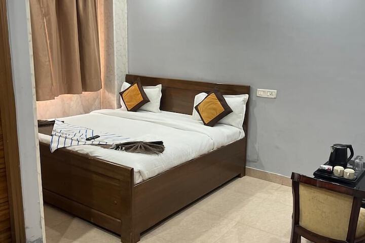 Room 2 of 8