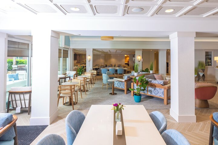 Lobby lounge