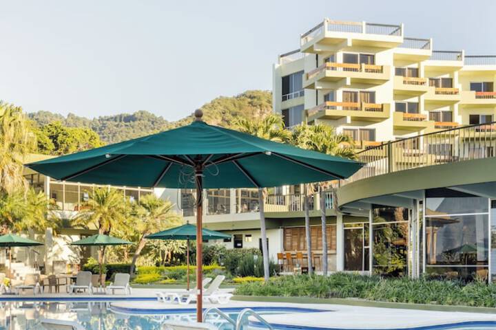 Swim-up bar