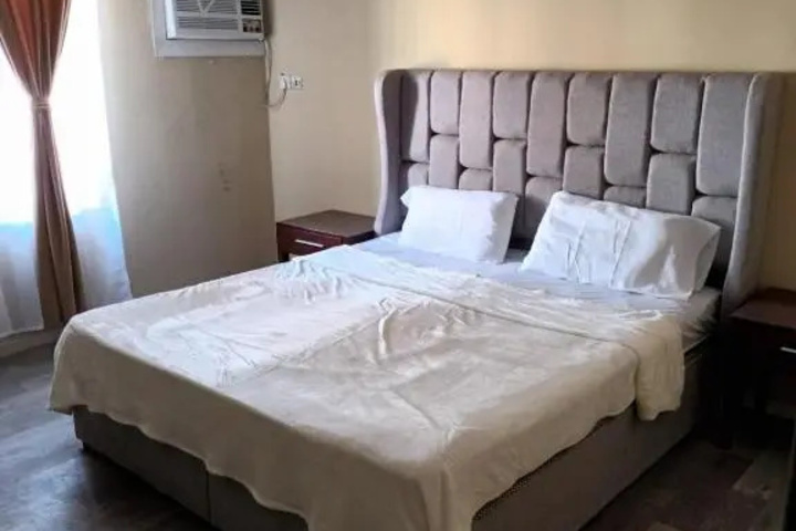 Room 3 of 10
