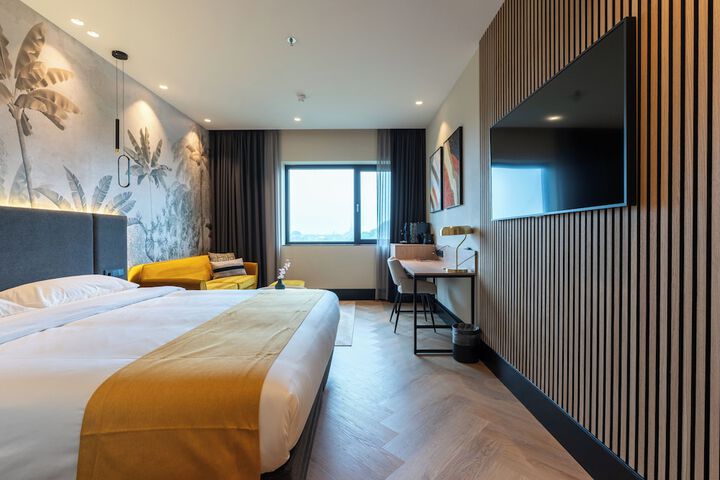 Room 8 of 32