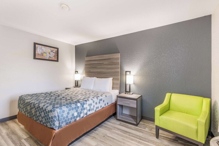 1 Queen Bed (6 of 16)