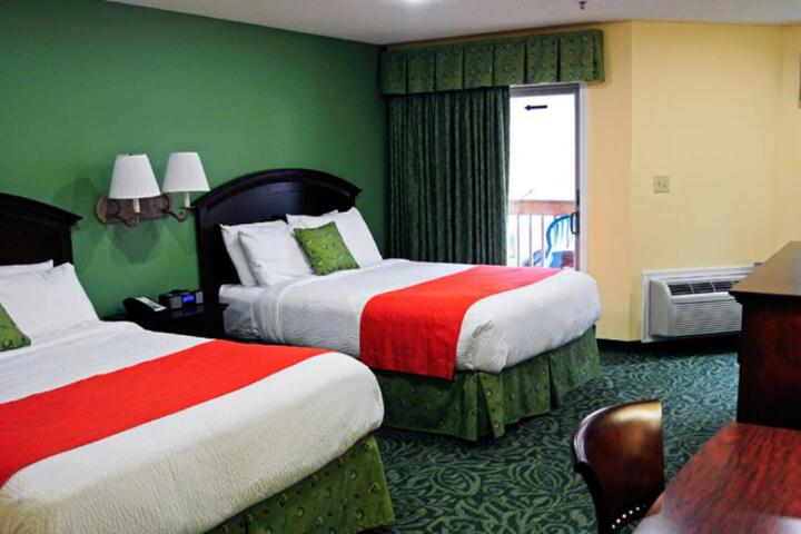 2 Queen Beds (33 of 39)