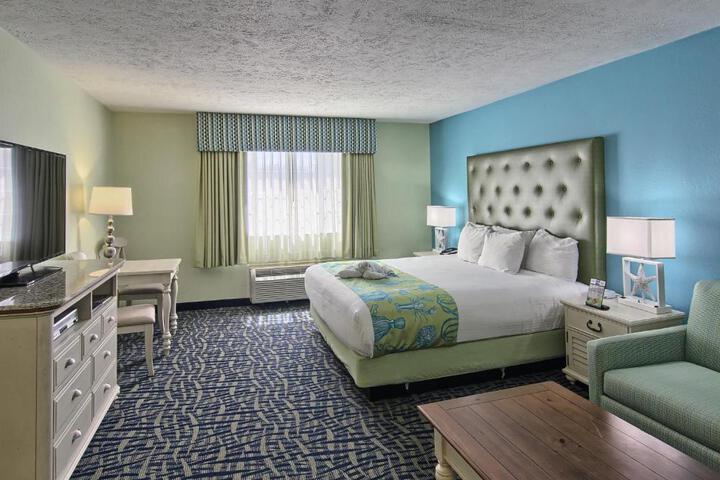 1 King Bed Petite Non Beach View (3 of 33)