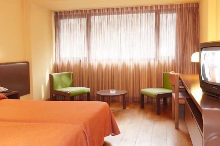 Room 6 of 14