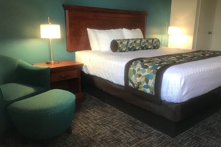 1 King Bed (9 of 21)