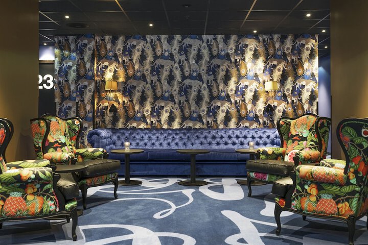 Lounge 65 of 77