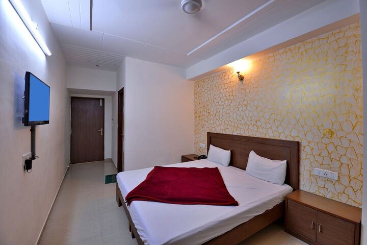 Room 9 of 37