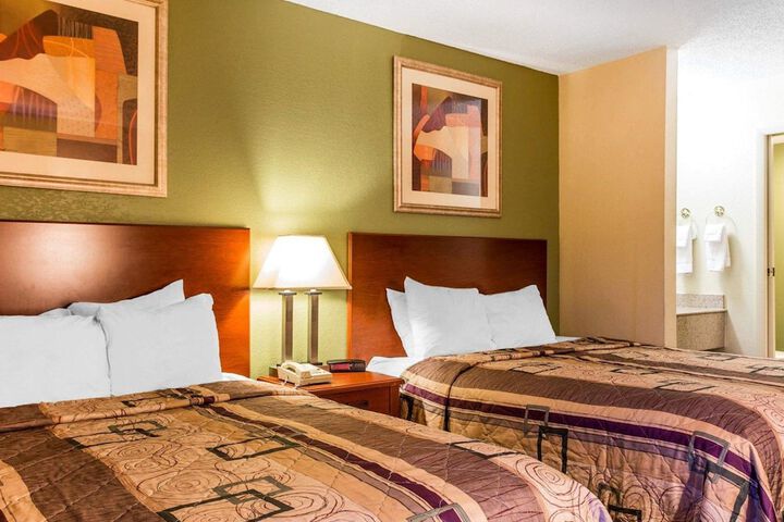 1 Queen Bed Accessible (3 of 12)