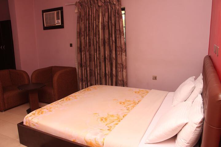 Room 6 of 9