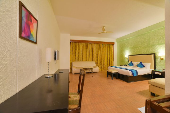 Room 28 of 102