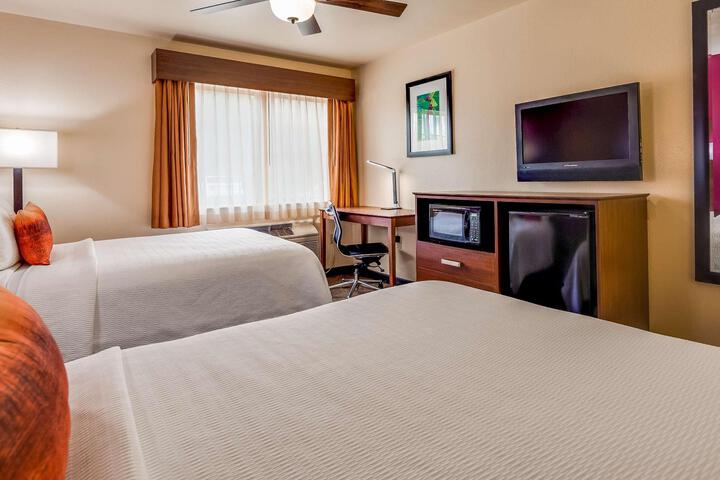2 Queen Beds Microwave and Refrigerator WiFi Full Breakfast (9 of 12)