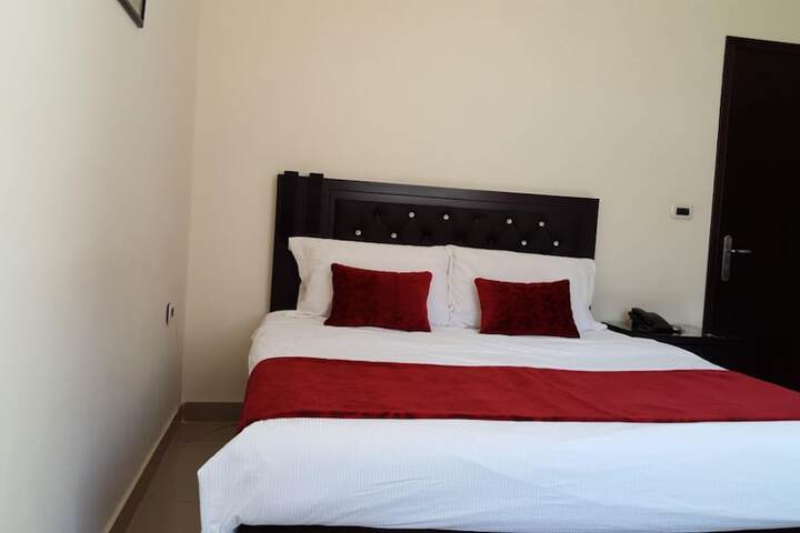 Room 6 of 8