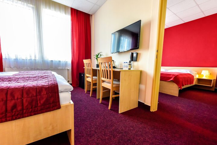 Room 10 of 33