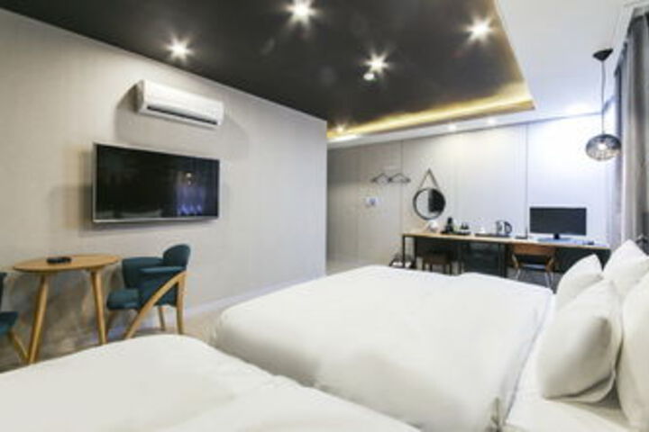 Room 8 of 28