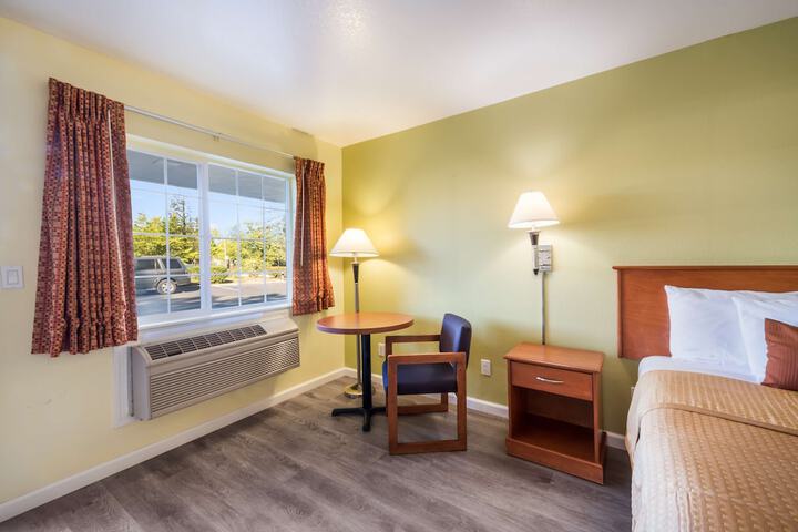 1 Queen Bed (16 of 18)