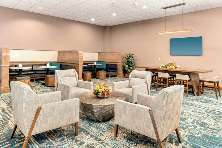 Lounge 270 of 435