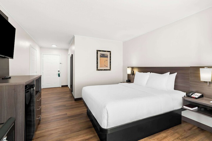 2 Queen Beds (14 of 16)
