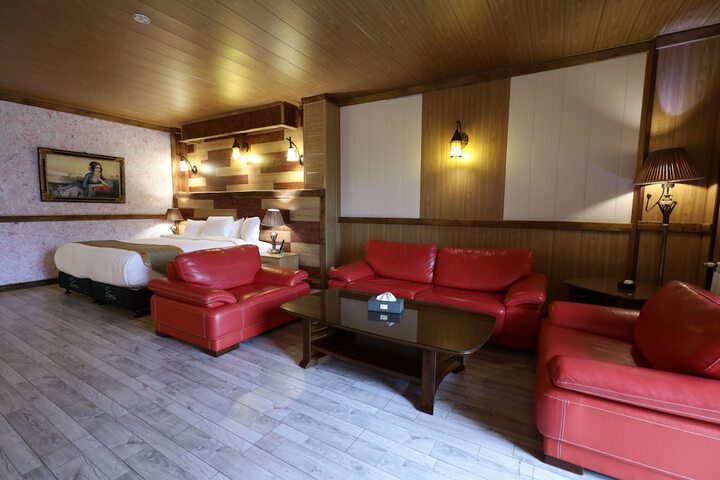 Room 10 of 68