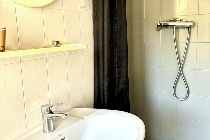 Room 107 of 193