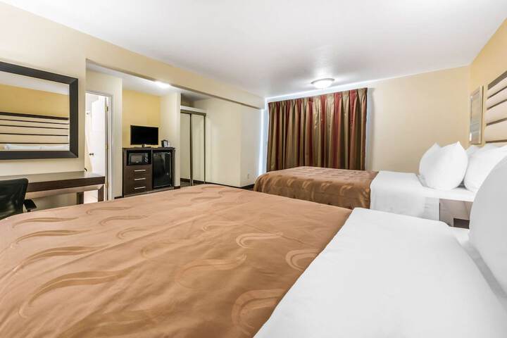 2 Queen Beds (6 of 7)