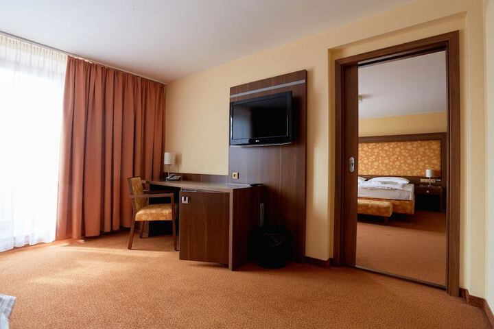 Room 12 of 33