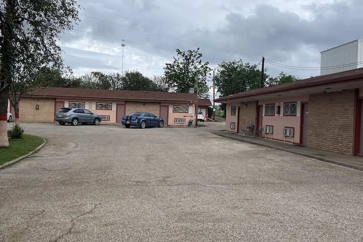 Wildflower Inn & RV Park in Cuero, TX