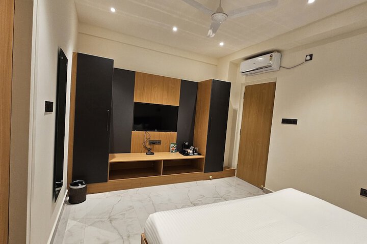 Room 13 of 33