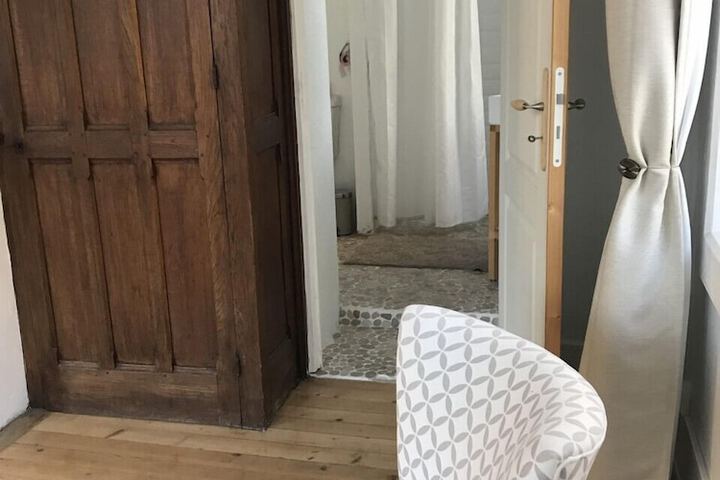 Room 7 of 16