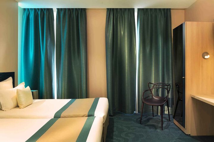Room 33 of 74
