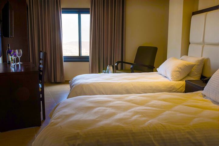 Room 28 of 107